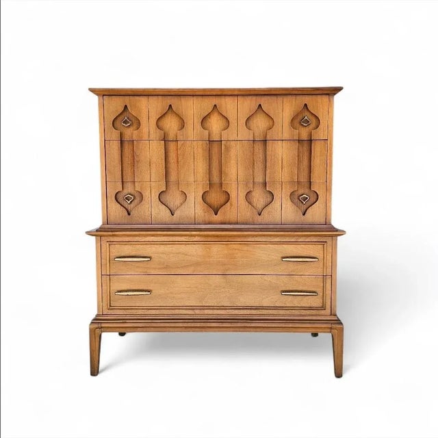 Spade detailed dresser in fully restored condition, both structurally and aesthetically. Item features very nice walnut...