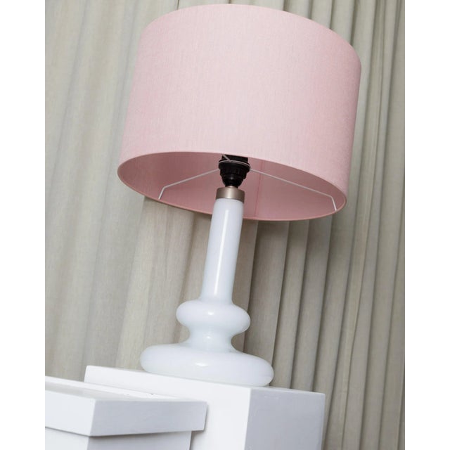 Hand-Blown White Glass Plaza Table Lamp by Hsin-Lung Lin for Glassworks, 1970s For Sale - Image 4 of 11