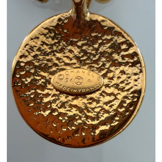 Chanel 1994 Spring Collection CC Logo Medallion Necklace in Gold Plate For Sale - Image 10 of 18