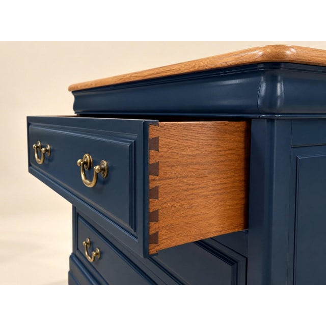 A louis-philippe style chest of drawers in solid cherry wood, with three drawers, dating from the 20th century, which has...