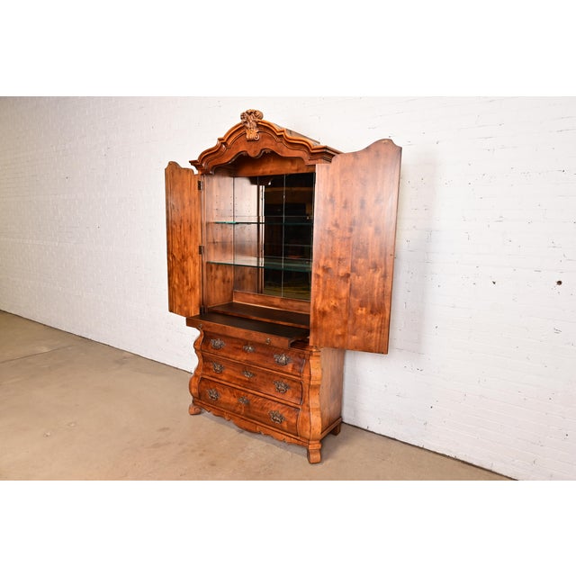 1980s Henredon French Provincial Louis XV Carved Walnut Bombe Form Lighted Bar Cabinet For Sale In South Bend - Image 6 of 17