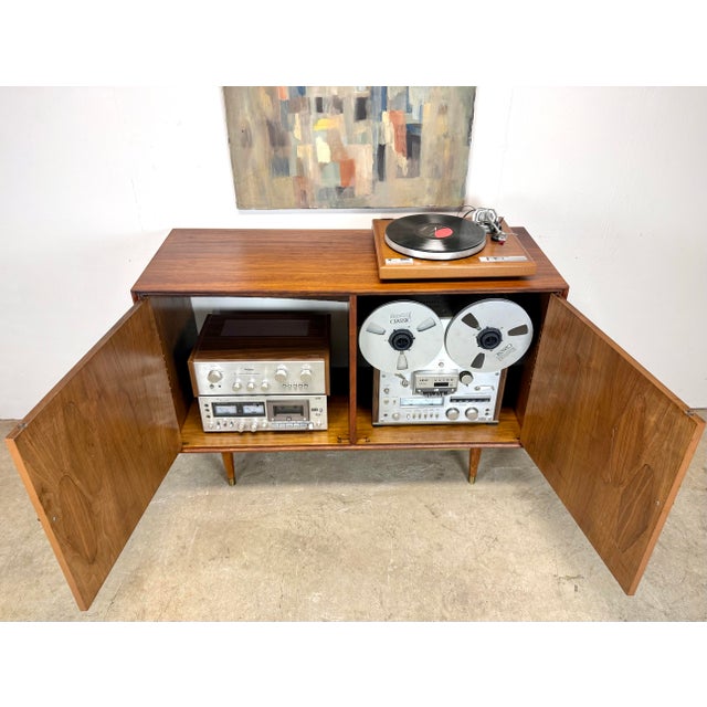 1960s Mid Century Modern Walnut, Cane & Brass Credenza / Media Stereo Cabinet Restored For Sale - Image 5 of 12