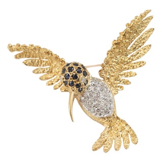 Vintage 18k Yellow Gold Sapphire Diamond Textured Wings Hummingbird Pin Brooch For Sale