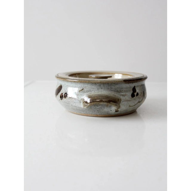 This is a vintage Drymen studio pottery bowl by artist Shirley Anne Bracewell dating between 1970 - 1990. The hand-crafted...