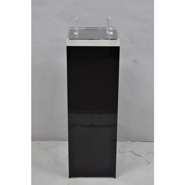 Vintage Mid Century Modern Clear Lucite & Black Acrylic Lighted Pedestal Stand For Sale - Image 11 of 18