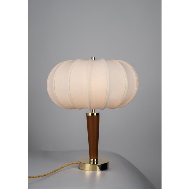Contemporary Andorra Equestrian Chic Ribbed Linen Table Lamp in Polished Brass and Dark Brown Leather by ZAVADSKI, 2020 For Sale - Image 3 of 4