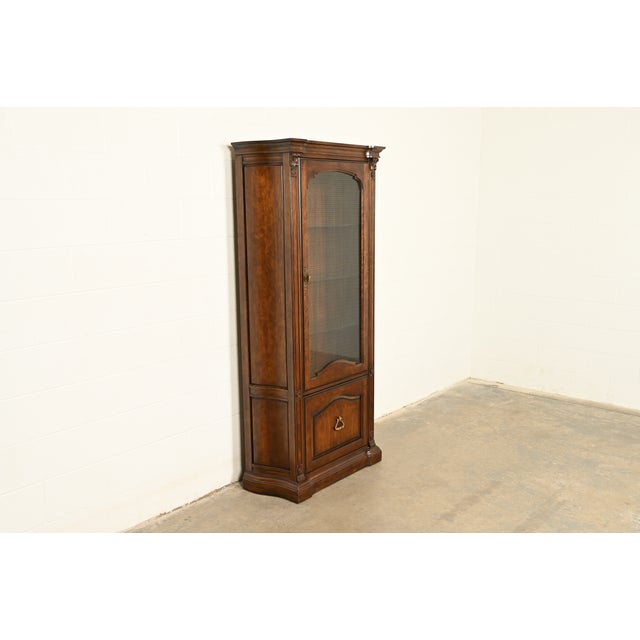 French Davis Cabinet Co. French Regency Louis XVI Carved Cherry Wood Lighted Bookcase or Display Cabinet, Circa 1960s For Sale - Image 3 of 17