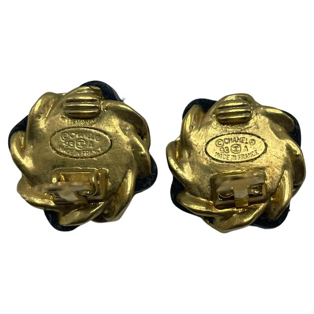 French Chanel 1993 Leather Chain And Pearl Earrings For Sale - Image 3 of 7