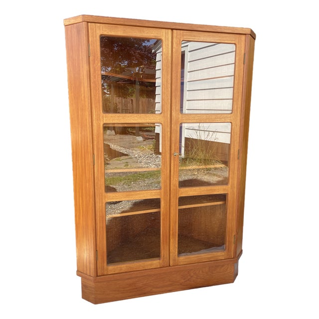 1960s Arne Wahl Iversen for Vinde Mobelfabrik Danish Modern Teak Corner Display Cabinet Bar For Sale