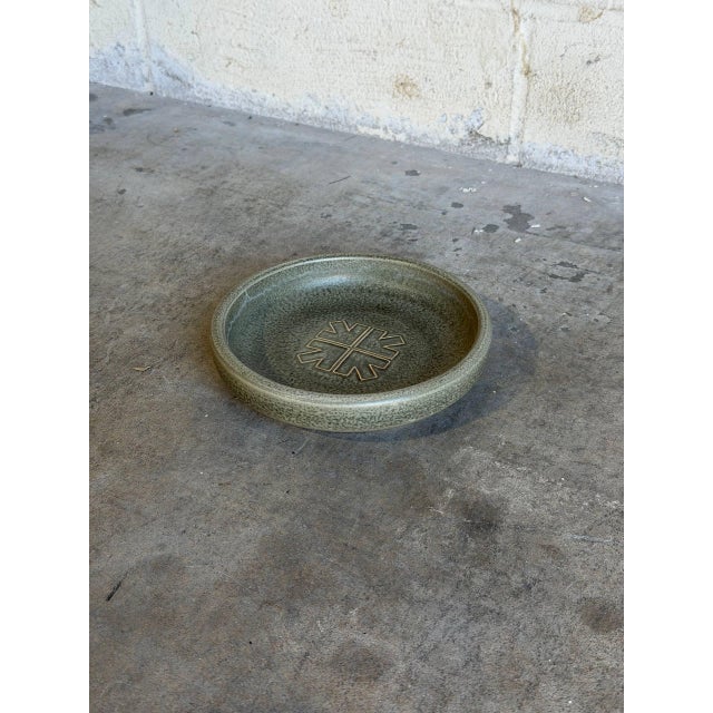 Mid-Century Modern Green Ceramic Bowl Danish Studio Pottery Forenede Kreditforeninger Emblem Johgus Bornholm 1970s For Sale - Image 3 of 10