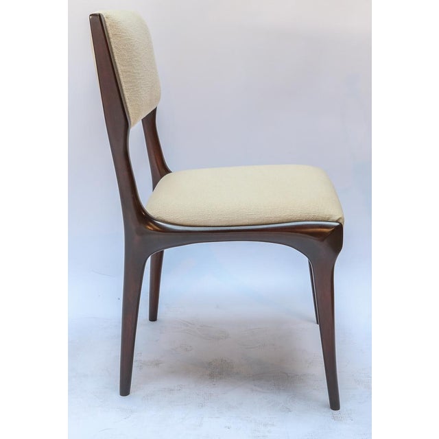 Mid-Century Modern 1950s Set of 12 Carlo De Carli Attributed Dining Chairs in Ivory Linen For Sale - Image 3 of 10