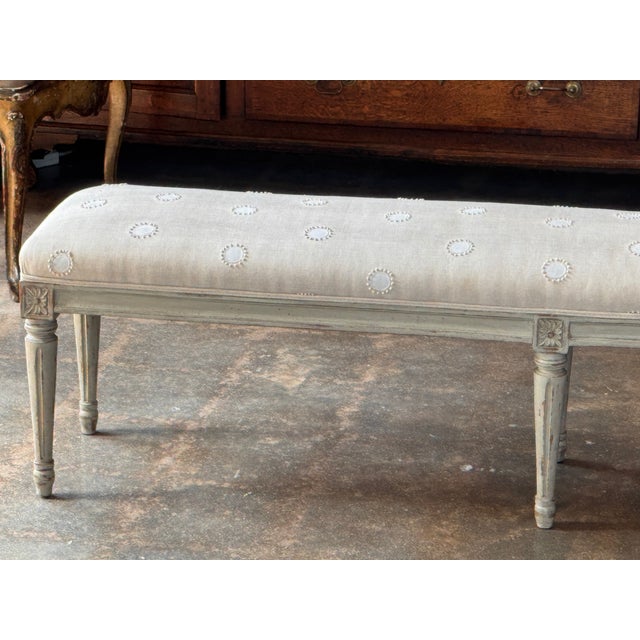 Traditional Mid 20th Century Louis XVI Painted Bench With Embroidered Linen Seat For Sale - Image 3 of 8