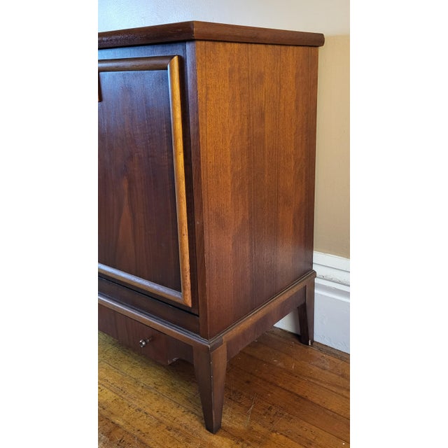 Beautiful Mid Century Modern Lane Drop Down Record Cabinet. This piece is in overall solid excellent condition. Please see...