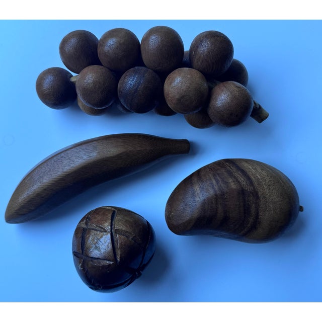 1960s Mid-Century Modern Hand-Carved Monkey Pod Scalloped Bowl With 12 Pieces of Fruit For Sale - Image 4 of 12