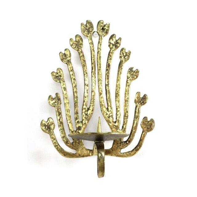 This brass wall sconce is a real eye-catcher that combines elegance and vintage charm. The design is somewhat reminiscent...