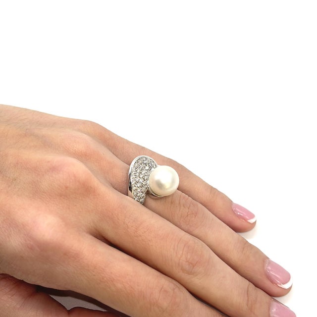 Early 21st Century 18k White Gold Bypass Ring With Pearl Center & Diamond Accents - Size 4 For Sale - Image 5 of 6