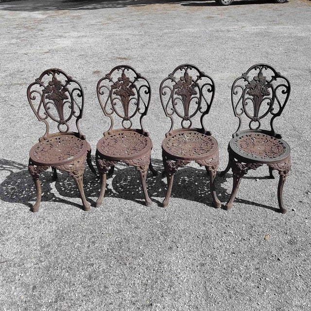 An elegant vintage-style garden set, ideal for furnishing patios, terraces, or outdoor spaces with old-world elegance. The...