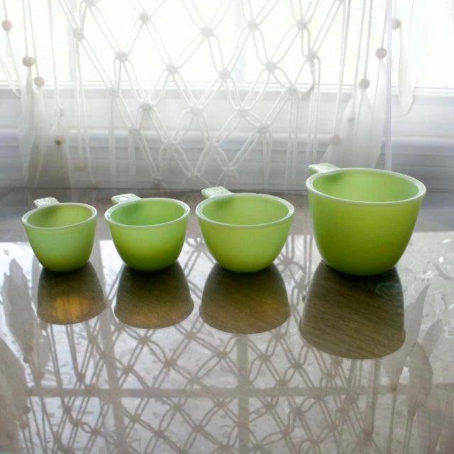 Glass Jeannette Jadeite Uranium Glass Measuring Cup Nesting Set – Uv Reactive Kitchen Glass, 1930s For Sale - Image 7 of 9