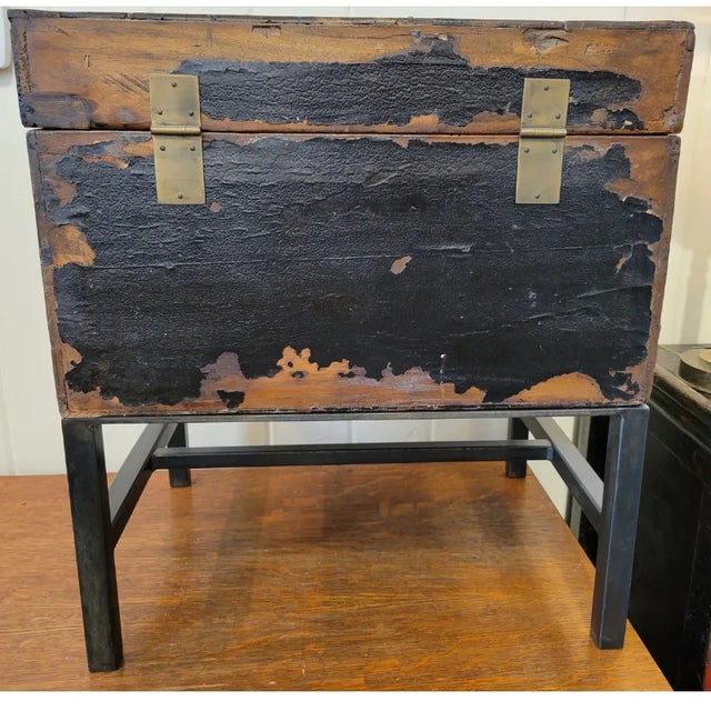 Late 19th Century Antique Chinese Hand Painted Grooms Box. For Sale - Image 5 of 8