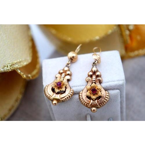 Gold Earrings with Reliefs and Flower-Shaped Applications, Set of 2 For Sale - Image 6 of 6