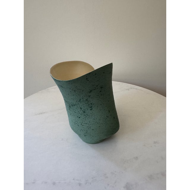Signed 1954 Abstract Biomorphic Studio Ceramic Vase | Mid-Century Modern | Sculptural Art Pottery | Speckled Dark Green & Ivory Glaze | Dated & Signed For Sale In New York - Image 6 of 8