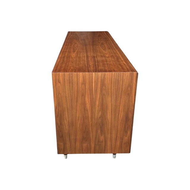 1960s Mid-Century Modern 9-Drawer Walnut Dresser With Chrome Pulls For Sale - Image 4 of 15