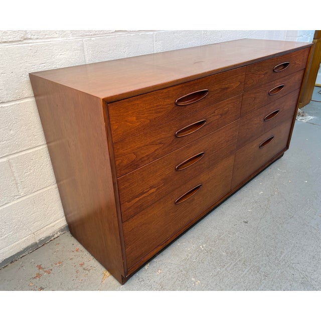 Henredon Henredon Circa 60' Mid-Century Walnut Six Drawer Lowboy Dresser For Sale - Image 4 of 18