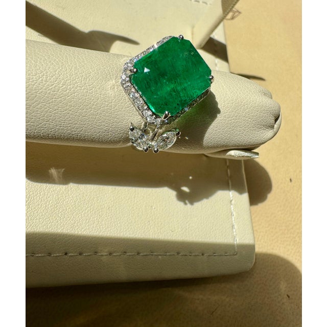 8.41 Ct Emerald Cut Emerald & 0.53 Ct Diamond Bypass Ring in 18 Kt Gold Size 6.5 For Sale - Image 4 of 18