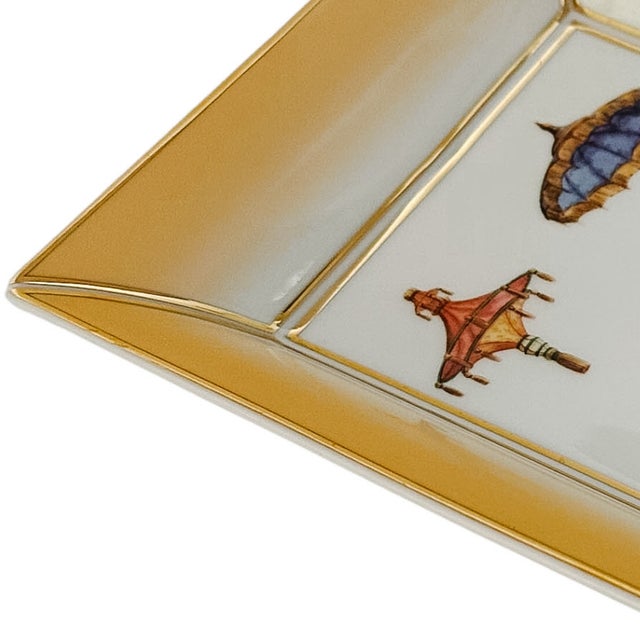 Vintage Chinoiserie Porcelain Valet Tray With Parasol & Umbrella Motif With Gold Gilt Trim For Sale In San Diego - Image 6 of 10