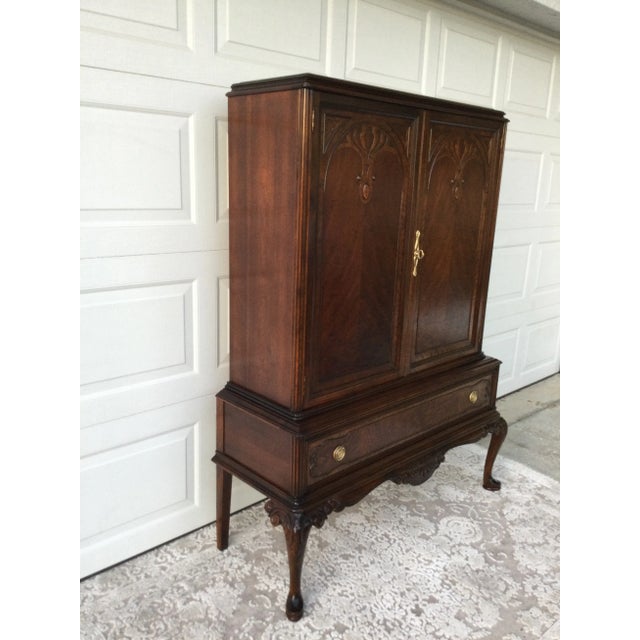 Vintage Mahogany Display Cabinet | Queen Anne Style Cabinet | Mirrored Interior For Sale - Image 4 of 8