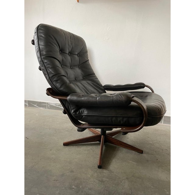 Scandinavian Black Leather Swivel Lounge Chair with Bentwood Frame, 1970s For Sale - Image 6 of 10