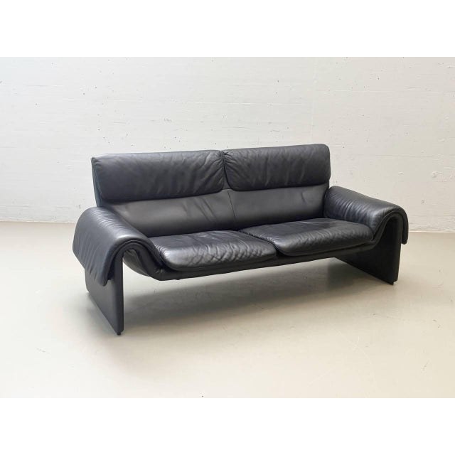 The iconic ds-2011 by de sede is one of the swiss manufacturer's most elegant sofa designs from the 1980s. The flowing,...