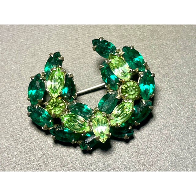 Mid-Century Modern Mid 20th Century DeLizza & Elster Emerald and Peridot Glass Brooch For Sale - Image 3 of 7
