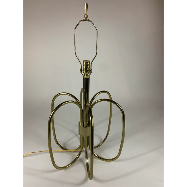 Late 20th Century Oversized Brass Sculptural Loop Table Lamp With Shade For Sale - Image 4 of 11