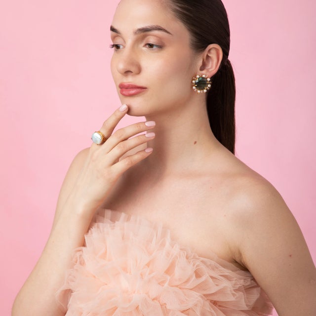 The Elsa earrings effortlessly blend vintage and modern styles, presenting a harmonious fusion. Their defining feature—a...