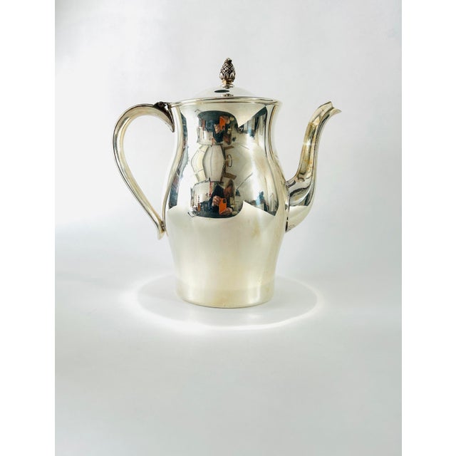 American 1950s Paul Revere Reproduction Coffee Pot in Silverplate (1930-1960). For Sale - Image 3 of 8