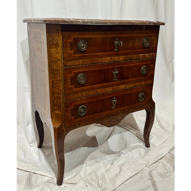 French Late 18th Century Louis XV Style Inlaid Mahogany Petite Commode For Sale - Image 3 of 9
