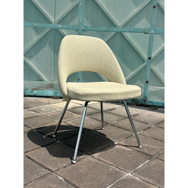 A vintage Model 72 Executive Chair designed by Eero Saarinen for Knoll, dating to the 2000s. Originally introduced in...