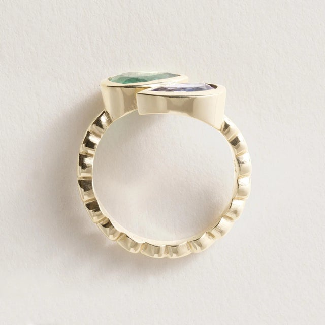 2020s 18k Gold Toi Et Moi Emerald and Sapphire Pear Shape Ring, Size 6 For Sale - Image 5 of 7