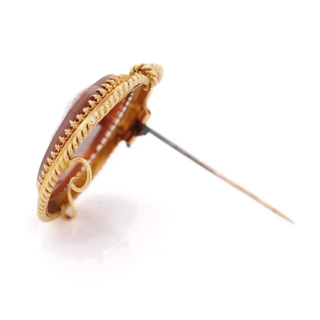 Vintage Antique Victorian Carved Hardstone Agate & 18k Gold Cameo Brooch of a Young Lady For Sale - Image 4 of 10