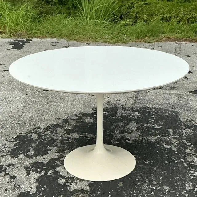 Elevate your space with this iconic Mid-Century Modern Eero Saarinen Tulip Table for Knoll. Known for its sleek pedestal...
