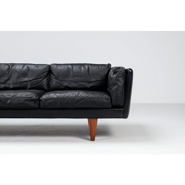 Model V11 Sofa in Black Leather by Illum Wikkelsø for Holger Christiansen, Denmark, 1960s For Sale - Image 12 of 18