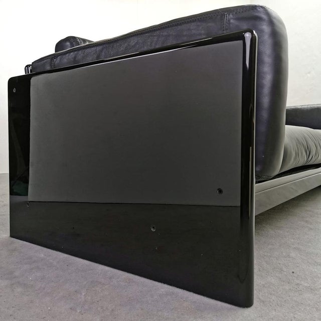 Black Leather Sofa by Gavina for Studio Simon, 1970s, in Flawless conditions. Designed 1970 to 1979 This piece has an...