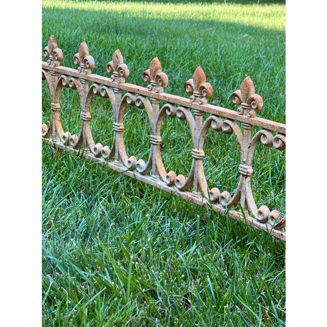 Set of 6 Cast Iron Interlocking Garden Edging Fences, White Paint Patina, 20th Century For Sale - Image 15 of 17