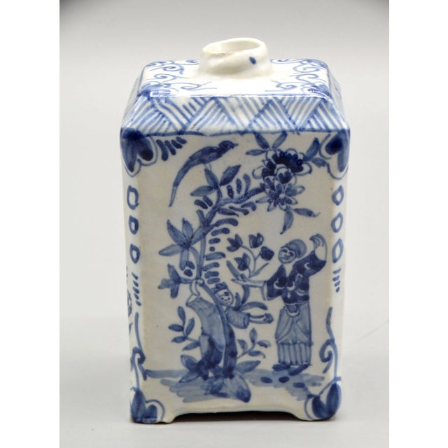 Chinoiserie 18th-Century Delft Chinoiserie Tea Caddy With Figures For Sale - Image 3 of 8