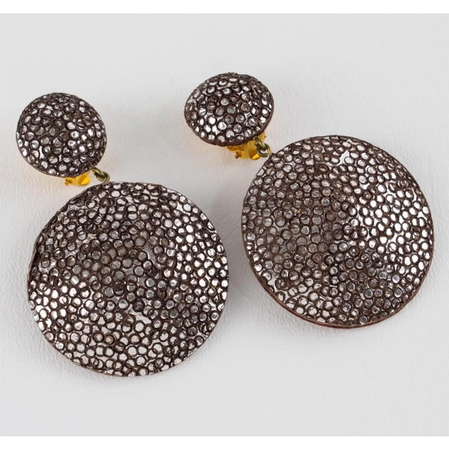1990s Fabrice Paris Taupe and Silver Resin Dangle Clip Earrings For Sale - Image 5 of 9