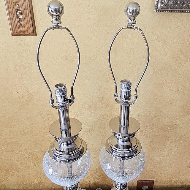 Early 21st Century Pair of Tall Chrome Crackle Glass Table Lamps – Vintage Hollywood Regency Glam 3-Way Lighting For Sale - Image 5 of 18