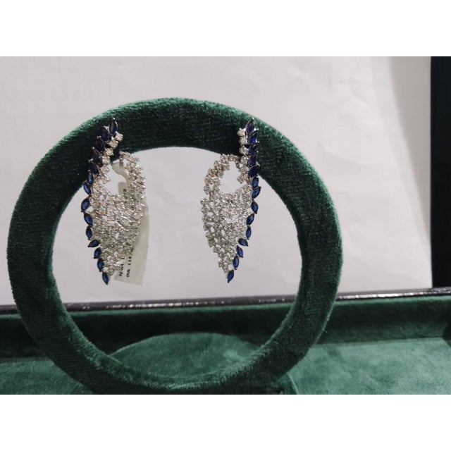 Gemstone details Diamond weight: 2.46 cts Blue sapphire weight: 2.67 cts 18K gold Net weight: 12.70 grams Gross weight:...