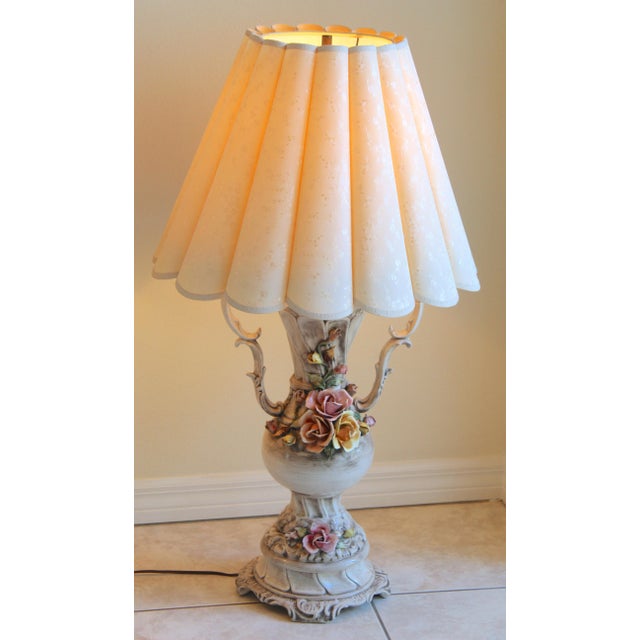 Mid-Century Italian Capodimonte-Style Floral Porcelain Table Lamps – Pair For Sale - Image 4 of 18