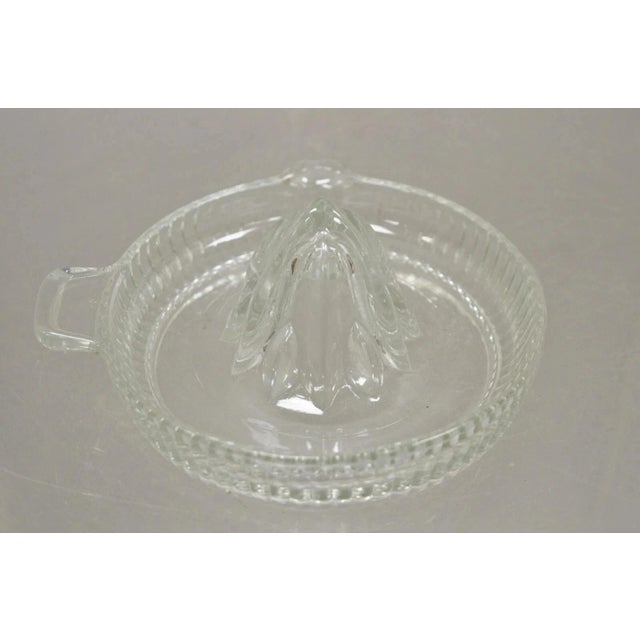 Early 20th Century Vintage Art Deco Clear Glass Ribbed Hand Juicer Citrus Orange Handle & Lip For Sale - Image 5 of 9